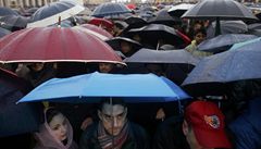 Mluv�í Vatikánu Federico Lombardi �ekl, �e �erný kou� zp�sobuje sm�s chloristanu draselného, anthracenu, který je z uhelného dehtu, a síry. 