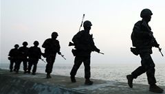 Jihokorejtí mariáci na ostrov Jon-pchjong, jen ped temi lety ostelovala armáda KLDR.  