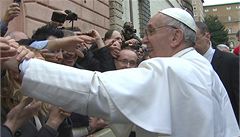 Papež František vyslyšel příznivce a v prostém rouchu přišel mezi ně