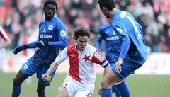 Slavia Praha - Slovan Liberec. Karol Kisel ze Slavie (uprosted) a Isaac Sackey (vlevo) a Renato Keli z Liberce 