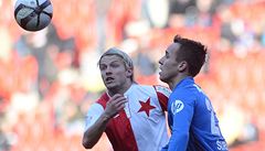 Slavia Praha - Slovan Liberec. Tomá Miola ze Slavie (vlevo) a Josef ural z Liberce