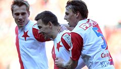 Slavia Praha - Slovan Liberec. Martin Dobrotka ze Slavie (uprosted) se raduje se spoluhrái z prvního gólu