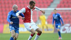 Slavia Praha - Slovan Liberec. Jií tajner z Liberce (vlevo) a Ondej Petrák ze Slavie