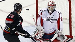 �eský branká� hokejist� Washingtonu Capitals Michal Neuvirth a Ji�í Tlustý z Caroliny Hurricanes 
