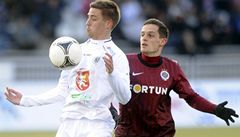 Hradec Králové - Sparta Praha. Zleva Vojtch Hadaok z Hradce Králové a Mario Holek ze Sparty Praha