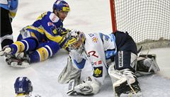 Zlín - Vítkovice. Antonín Honejsek ze Zlína (vpravo) a branká� Filip �indelá� z Vítkovic