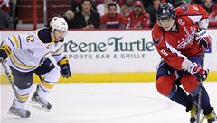 Hokejista Washingtonu Capitals Alexandr Ove�kin (vpravo) a Nathan Gerbe z Buffala Sabres