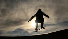 V Brně jezdí na osvětleném skateboardu