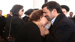 Íránský prezident Mahmúd Ahmadínežád na pátečním pohřbu venezuelského vůdce Huga Cháveze objal jeho matku Elenu Fríasovou. 