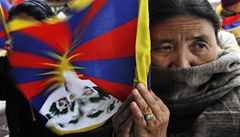 Na 400 lid podpoilo Tibet ped ambasdou ny v Praze 