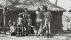 �lo o rodjiny expert�, kte�í v angolském Alto Catumbela pracovali v papírn� a celulózce V�zn�ni byli v chatr�ích po dvou. 