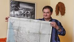 Lumír Novotný, jeden z 66 zajatých �echoslovák� v Angole, ukazje mapu zem�. 