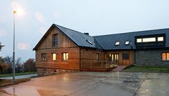 Hlavní vstup do objektu vede pes devnou palubu. 