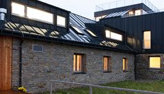 Hlavní vstup do objektu vede pes devnou palubu. 