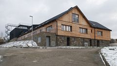 Hotel Háj je sloen z dvou odliných hmot a tí rzných materiál. Pesto psobí celistv a po zeednutí modínového obkladu bude tato celistvost jet výraznjí. 