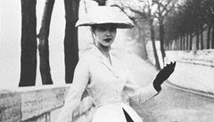 V roce 1947 p�edstavil Christian Dior svou kolekci a vzbudil senzaci i pobou�ení. V�dy� na ve�erní �aty se spot�ebovalo neuv��itelných 25 metr� látky. Na snímku slavná modelka té dobu Bettina.