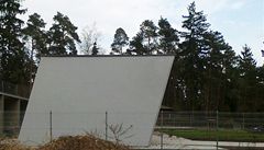 Slepá západní fasáda s dvojitým ze�ikmením. 