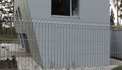 Jediné, co by se dalo tv�rc�m vytknout, je oplocení.