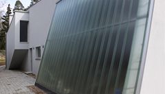 Zadní, servisní �ást domu s vystupujícím schodi�t�m a kopilitovým prosklením gará�e. 