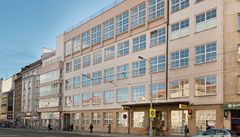 Funkcionalistické po�t� na Letenském nám�stí v Praze-Hole�ovicích z let 1928�1930 byla p�ed n�kolika lety vrácena p�vodní podoba. Jen lví�kovi na státním znaku dosud chybí prvorepublikový znak Slovenska, který komunisté odstranili. 