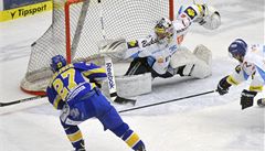 Antonín Honejsek ze Zlína (vlevo) dává druhý gól Filipu �indelá�ovi z Vítkovic