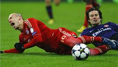 Rosický v souboji s Robbenem.