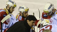 Slavia. Trenér Vladimír R��i�ka udílí pokyny hrá��m.