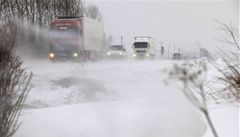 Sníh zasypal silnici mezi Doullens a Amiens, severní Francie.