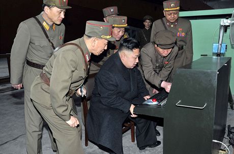 Není se eho bát, tvrdí odborníci. Podle fotografií zveejnných  korejskou státní agenturou KLDR rozhodn nemá odpovídající vojenskou technologii.