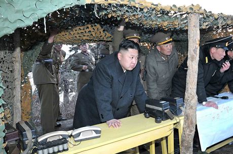 Kim ong-un a jeho armádní suita na strái hranic (ilustraní fotografie).