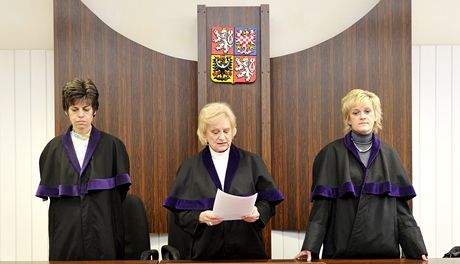 Pedsedkyn soudu Marie Kocourková (uprosted) v Hradci Králové vyhlauje rozhodnutí o zamítnutí aloby brnnského soudu na brnnské finanní editelství.