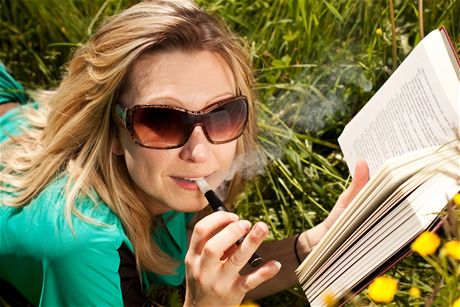 Žena s elektronickou cigaretou - ilustrační foto