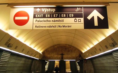 Nový naviganí a informaní systém na stanici metra Karlovo námstí