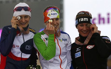 eská rychlobruslaka Martina Sáblíková (vlevo), Nmka Claudia Pechsteinová (vpravo) a Ireen Wüstová z Nizozemska 