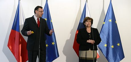 Premiér Neas s ministryní práce a sociálních vcí Müllerovou.