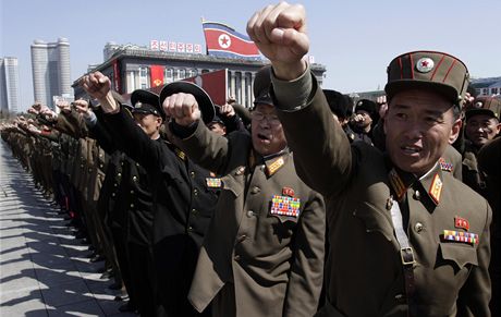 Tisíce Severokorejc se selo na námsti v Pchjongjangu
