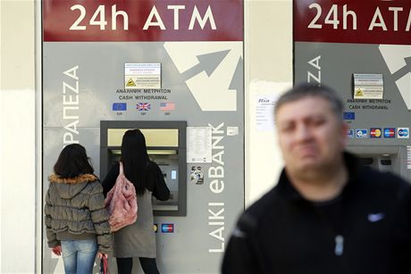 Banky omezily výbry z bankomatu