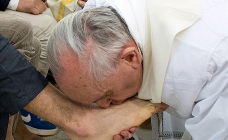 Pape omývá nohy mladým delikventm