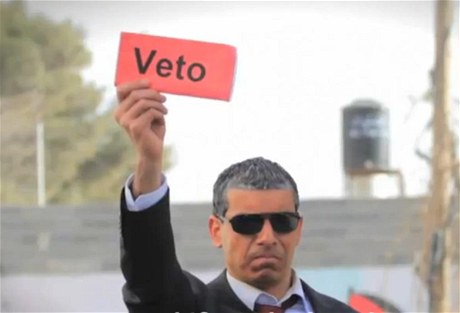 Falený Obama navtíví palestinský uprchlický tábor, kde ale dtem hrajícím fotbal ukáe ervenou kartu s nápisem Veto