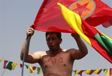 Hrdina Öcalan. Iniciály kurdského pedáka si nechal mladík vyrýt na hru.  