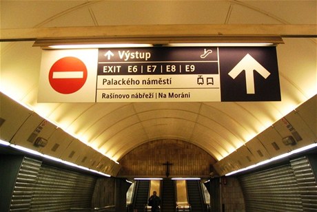 Nový navigační a informační systém na stanici metra Karlovo náměstí