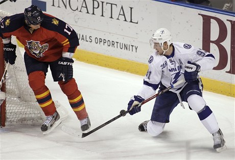 eský hokejista Floridy Panthers Filip Kuba (vlevo) a Steven Stamkos z Tampy Bay Lightning 