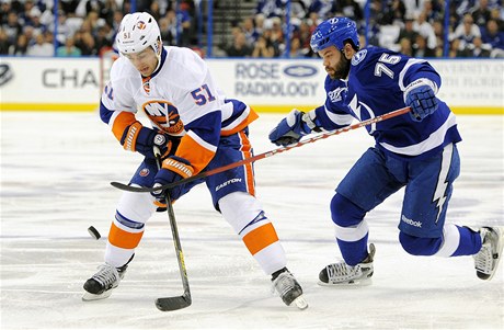 eský hokejista Tampy Bay Lightning Radko Gudas (vpravo) a Frans Nielsen z New Yorku Islanders