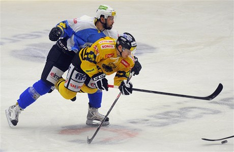 Plze - Litvínov. Zleva Tomá Slovák z Plzn a Jakub erný z Litvínova