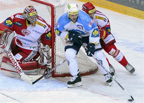 Slavia Praha - Plze. Martin Straka z HC koda Plze (uprosted) a Michal Kempný z HC Slavia Praha bojují o puk, vlevo pihlíí branká Slavie Dominik Furch