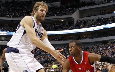 Basketbalista Dallasu Mavericks Dirk Nowitzki (vlevo) a Chris Paul z Los Angeles Clippers