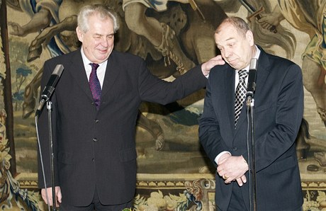 Máte pravdu, pane prezidente. Miloš Zeman (vlevo) a předseda odborů Jaroslav Zavadil.