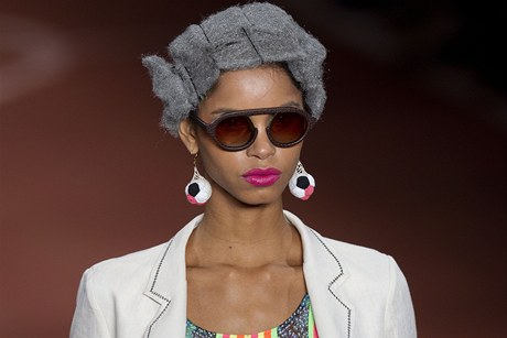 Na brazilském týdnu módy v Sao Paulu vyvolaly rozruch paruky v afro stylu vyrobené z jemné drátnky. 