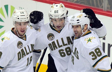 Zleva: Reilly Smith, Jaromír Jágr, Vernon Fiddler, hrái Dallas Stars