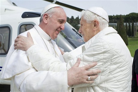 Setkání pape: Benedikt XVI. (vpravo) a Frantiek